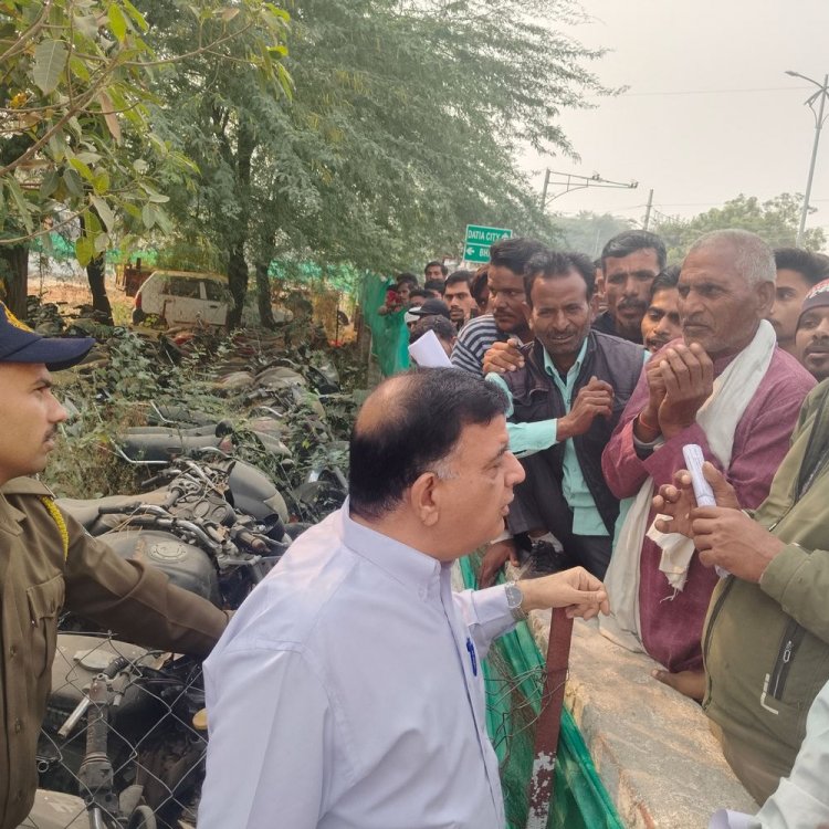 किसानों के बीच पहुंचे दतिया कलेक्टर:किसान हाथ जोड़कर बोले साहब हमें हमारे हिस्से की खाद दिलादो; अफसरों को गड़बड़ी न करने के दिए निर्देश