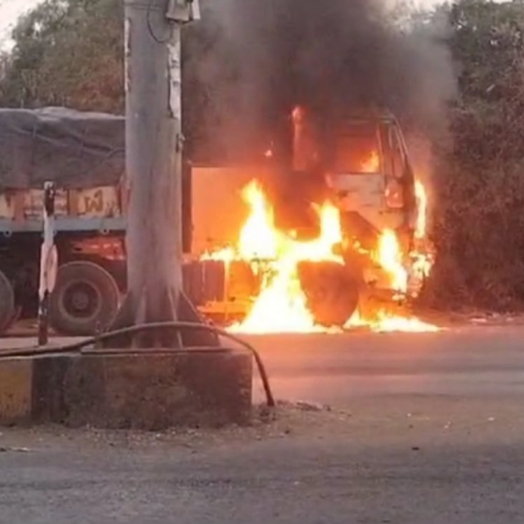 सीमेंट से भरे ट्राले के केबिन में लगी आग:ड्राइवर-क्लीनर ने कूदकर बचाई जान; 500 मीटर दूर ही था फायर स्टेशन, इसलिए जल्दी पहुंची फायर ब्रिगेड