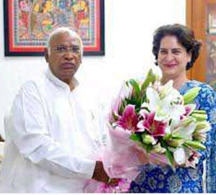 खरगे से मिली प्रियंका, जताया वायानाड के लोगों का आभार