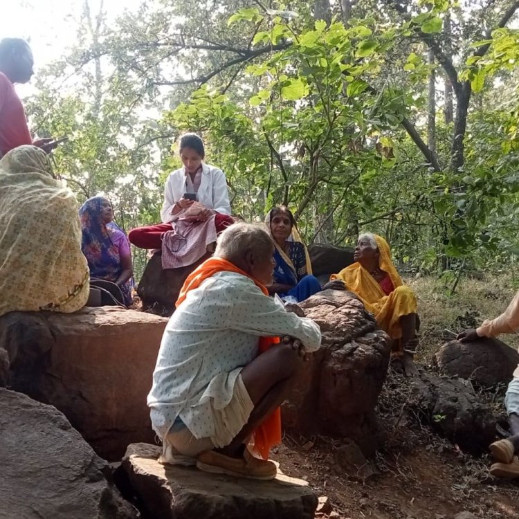 हरदा में बने 6499 बुजुर्गों के आयुष्मान कार्ड:नेटवर्क विहीन क्षेत्रों में शिविर लगाकर कार्ड बना रहे कर्मचारी