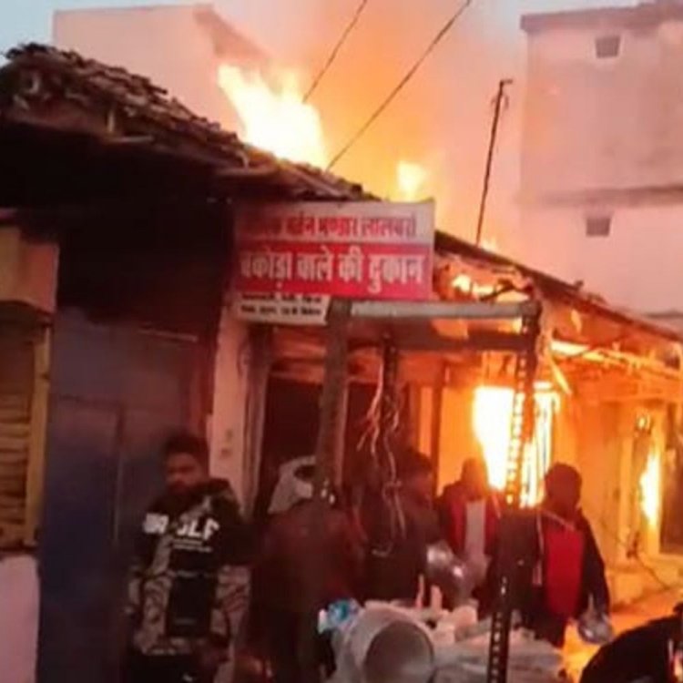बालाघाट के लालबर्रा में पांच दुकानों में लगी आग:दमकल और स्थानीय लोगों ने पाया काबू, दुकानदारों को लाखों रुपए का हुआ नुकसान