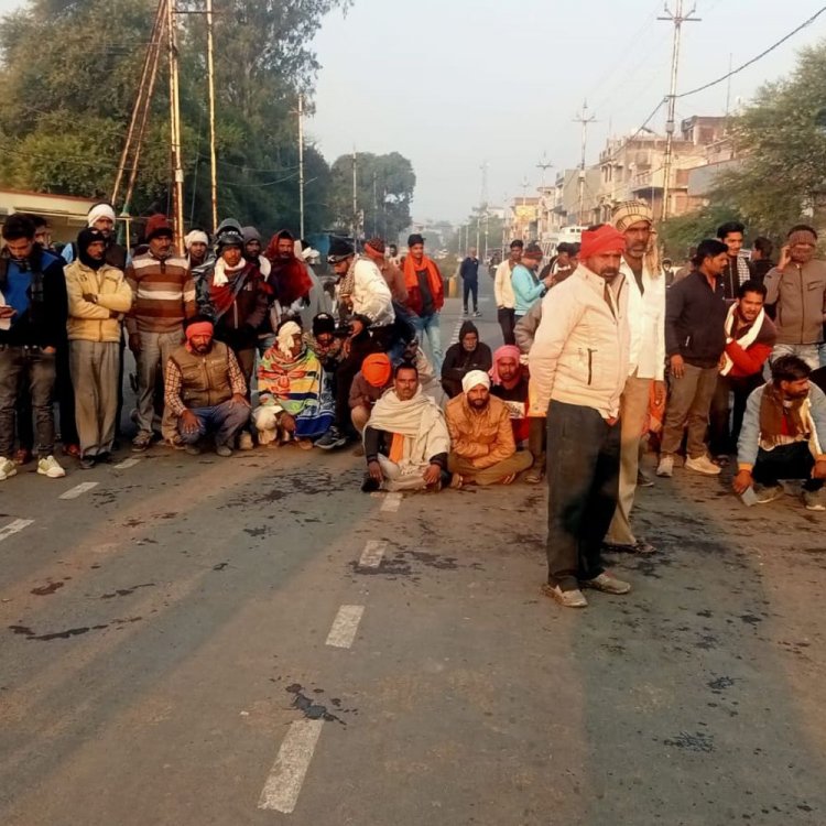 खाद ना मिलने से नाराज किसानों का चक्का जाम:अशोकनगर में 1 घंटे सड़क पर किया प्रदर्शन, कालाबाजारी के लगाए आरोप