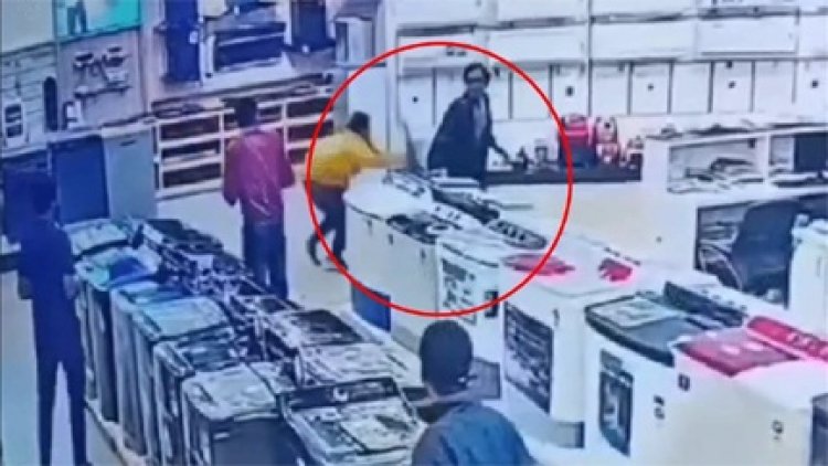 रायपुर में युवक को सरेआम दौड़ा-दौड़ा कर पीटा, शोरूम में भी की मारपीट