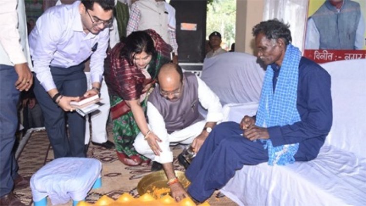 उपमुख्यमंत्री ने सफाई कर्मचारियों के पखारे पांव