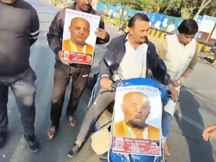 बांग्लादेश के पीएम का पुतला गाड़ी से बांधकर घसीटा:इंदौर में कांग्रेस ने चिन्मय प्रभु की रिहाई के लिए किया प्रदर्शन; कहा-बीजेपी चुप क्यों