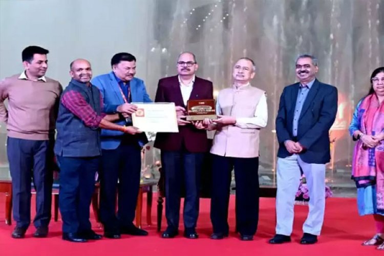 उत्कृष्ट प्रदर्शन के लिये सब्जेक्टिव प्रेजेंटेशन – राज्य के मण्डप में स्वर्ण पदक से पुरस्कृत