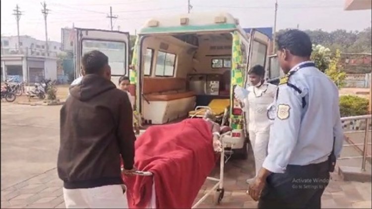 खाना बनाते आग की लपटों में घिरी पत्नी, बचाते हुए पति भी झुलसा, मेडिकल कॉलेज में भर्ती