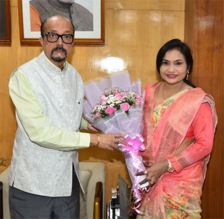 राज्यपाल डेका से केश शिल्पी कल्याण बोर्ड की अध्यक्ष सुश्री सेन ने सौजन्य भेंट की