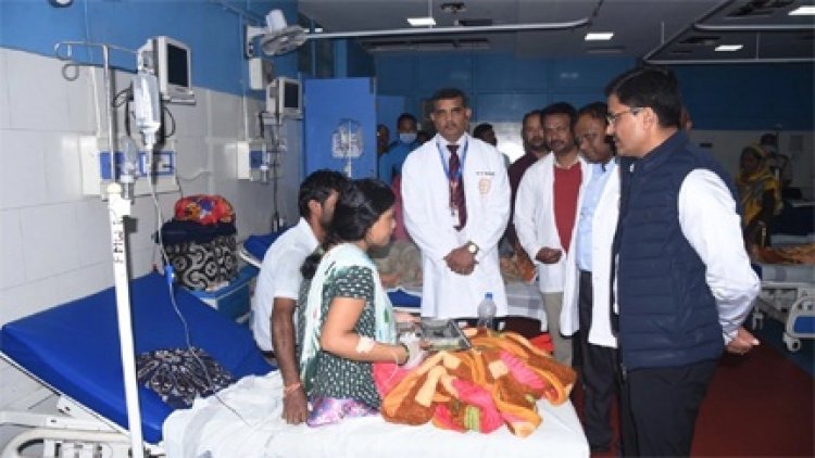 कलेक्टर सिम्स की व्यवस्था परखने पहुंचे सीधे मरीजों के पास