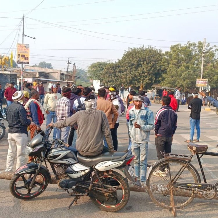 खाद नहीं मिलने से किसानों ने लगाया जाम:बोले- टोकन मिलने के बाद भी नहीं मिल पा रही खाद; पुलिस की समझाइश के बाद खोला