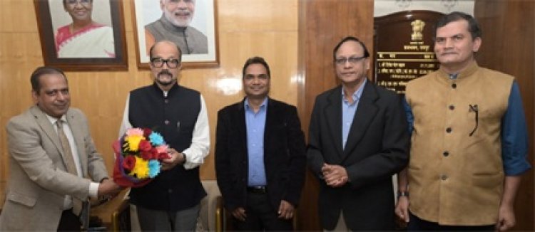 राज्यपाल डेका से पं. जवाहरलाल नेहरू मेमोरियल मेडिकल कॉलेज डीन डॉ. चौधरी ने सौजन्य भेंट की