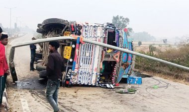 स्ट्रीट लाइट खंभे को ठोकर मारते सडक़ पर पलटा ट्रक