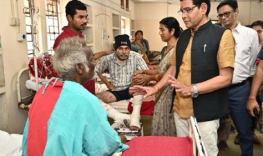 अस्पताल पहुँचकर मरीजों का पूछा हाल