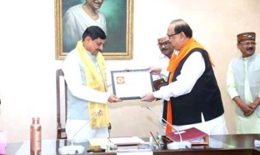 मुख्यमंत्री डॉ. यादव को मंत्री काश्यप ने अन्तर्राष्ट्रीय व्यापार मेले में प्राप्त स्वर्ण पदक किया भेंट