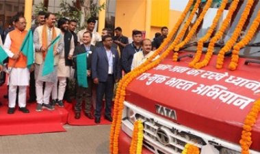 मुख्यमंत्री विष्णुदेव साय ने मोबाइल मेडिकल यूनिट व प्रचार वाहन को हरी झंडी दिखाकर किया रवाना