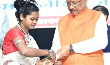 बस्तर के तोकापाल की सुश्री बबीता नाग ने मुख्यमंत्री को बांधा निरामय सूत्र