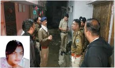 महिला की लाश मिली सोफे पर और पास में बिखरे पड़े थे कपड़े और कटे हुए थे बाल