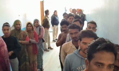 गुना नपा के वार्ड 10 में उपचुनाव:पांच मतदान केंद्रों पर वोटिंग जारी; पार्षद के निधन से खाली हुई थी सीट