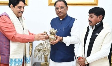 उत्तर प्रदेश के मुख्यमंत्री योगी आदित्यनाथ ने छत्तीसगढ़ के मुख्यमंत्री विष्णु देव साय के लिए भेजा महाकुंभ में शामिल होने का आमंत्रण