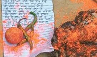 ग्रामीण के घर तंत्र मंत्र, आंगन में मिले नींबू, मिर्च और मरी मुर्गी