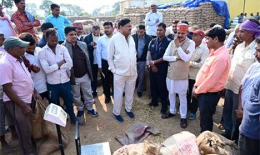 खाद्य मंत्री बघेल ने धान खरीदी केंद्र झाल, मुरता, संबलपुर, मारो और गुंजेरा पहुंचकर खरीदी व्यवस्था का लिया जाएजा