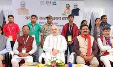 केन्द्रीय गृह एवं सहकारिता मंत्री अमित शाह ने आज छत्तीसगढ़ के जगदलपुर में शहीद स्मारक पर शहीदों को श्रद्धांजलि दी और शहीद जवानों के परिजनों व नक्सली हिंसा के शिकार लोगों के परिवारजनों के साथ मुलाकात की