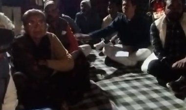 नप बड़ागांव में सीएमओ के खिलाफ धरने पर बैठे पार्षद:सीएमओ के खिलाफ निंदा प्रस्ताव लाने चाहते हैं पार्षद