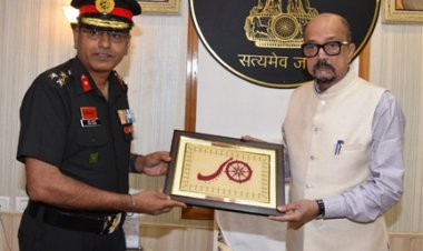 राज्यपाल डेका से छत्तीसगढ़ एवं ओडिशा सैनिक उप क्षेत्र कमांडर ब्रिगेडियर आनंद ने सौजन्य भेंट की