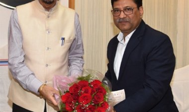 राज्यपाल डेका से पंडित रविशंकर शुक्ल विश्वविद्यालय के कुलपति ने सौजन्य भेंट की