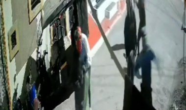 उज्जैन में पत्रकार के घर पथराव...VIDEO:बाइक सवार आधा दर्जन बदमाशों ने हमला कर जान से मारने की दी धमकी