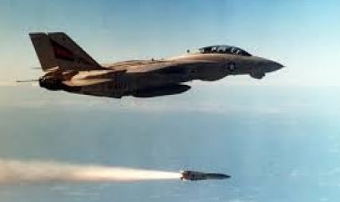 अमेरिकी नौसेना के युद्धपोत ने लड़ाकू विमान को ‘‘गलती से’’ मार गिराया, दोनों पायलट सुरक्षित