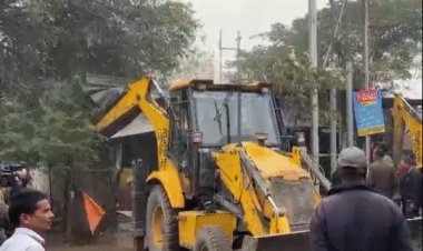 इंदौर में निगमकर्मी और बजरंग दल के कार्यकर्ता भिड़े:बहस के बाद लाठी-डंडे चले; नगर निगम के वाहनों में तोड़फोड़