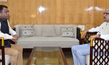 राज्यपाल रमेन डेका से राज्य चुनाव आयुक्त सिंह ने भेंट की