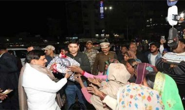 देर रात यादव पहुंचे रैन बसेरे, बांटे निराश्रितों को कंबल