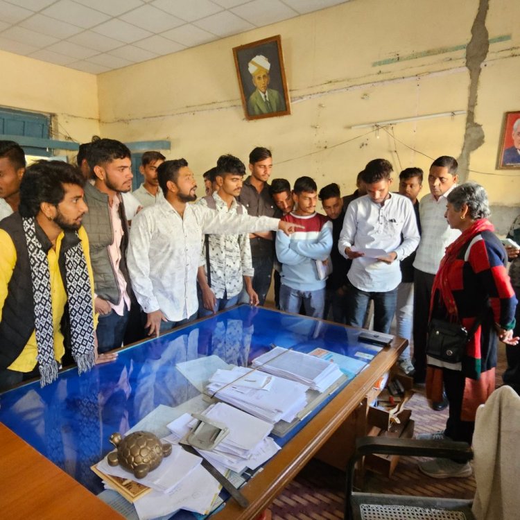 कॉलेज के वॉटर टैंक में मिली मरी छिपकली:ABVP ने मेन गेट पर ताला लगाकर किया प्रदर्शन