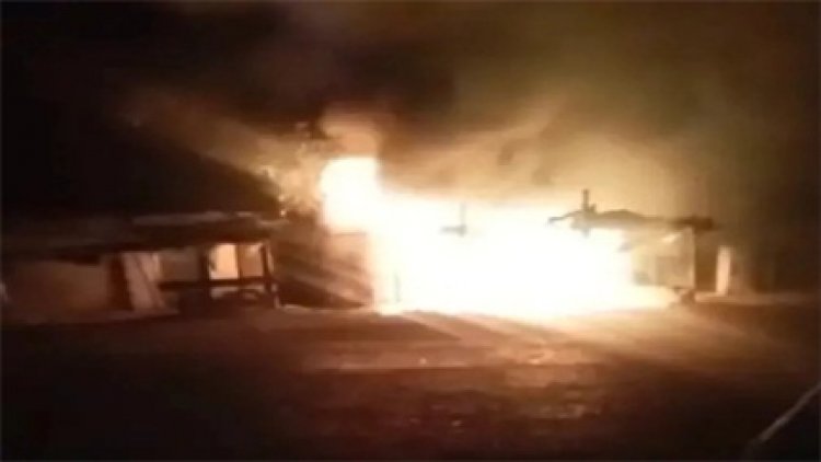 आंगन में खड़ी बाइक में लगी आग, जल कर खाक