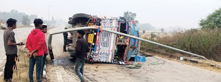 स्ट्रीट लाइट खंभे को ठोकर मारते सडक़ पर पलटा ट्रक