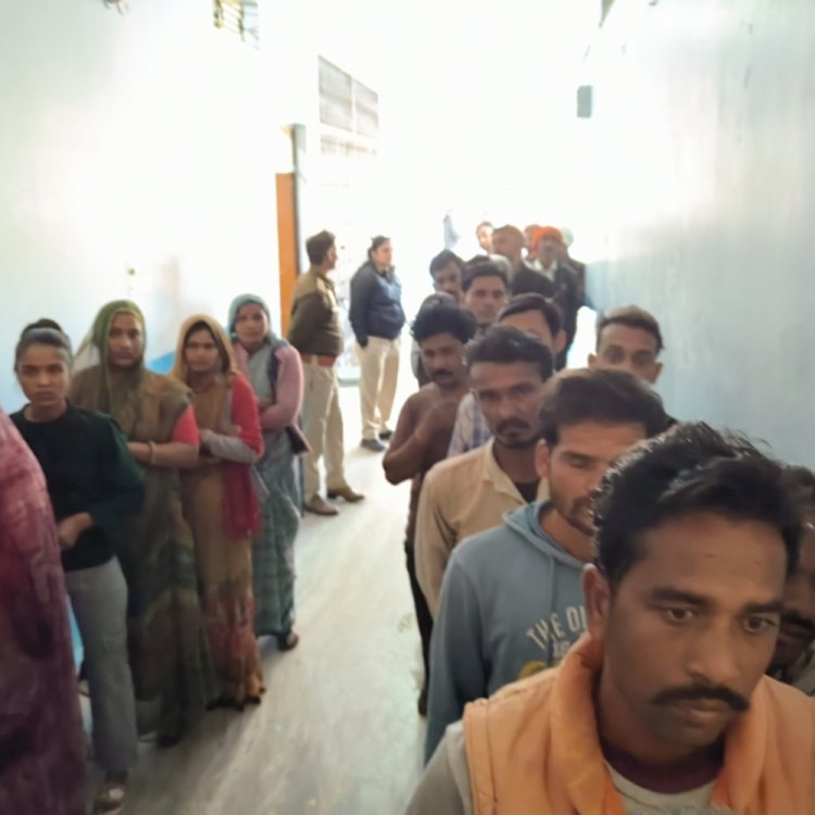 गुना नपा के वार्ड 10 में उपचुनाव:पांच मतदान केंद्रों पर वोटिंग जारी; पार्षद के निधन से खाली हुई थी सीट