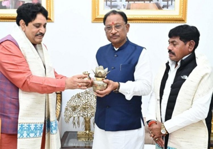 उत्तर प्रदेश के मुख्यमंत्री योगी आदित्यनाथ ने छत्तीसगढ़ के मुख्यमंत्री विष्णु देव साय के लिए भेजा महाकुंभ में शामिल होने का आमंत्रण