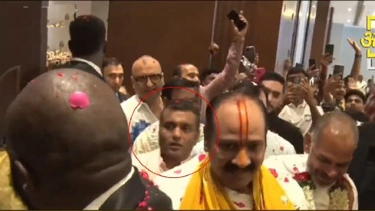 पंडित प्रदीप मिश्रा की कथा में महादेव ऑनलाइन सट्टा एप के मुख्य प्रमोटर आए नजर, तस्वीरें वायरल