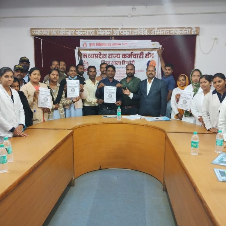 डिडौंरी जिला अस्पताल कैंपस में चलाया गया श्रमिक संपर्क अभियान:कर्मचारी संघ के अध्यक्ष बोले- श्रमिकों का नहीं होने देंगे शोषण