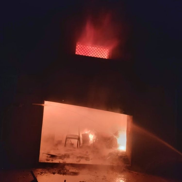 दमोह में हार्डवेयर की दुकान में लगी आग:फायर ब्रिगेड ने पाया काबू, लाखों का हुआ नुकसान, दुकान में रखी बाइक जली