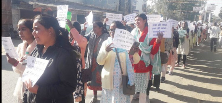 सेवा सुरक्षा की मांग, 3 हजार बीएडधारी सहायक शिक्षक अंबिकापुर से रायपुर की पदयात्रा पर