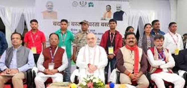 केन्द्रीय गृह एवं सहकारिता मंत्री अमित शाह ने आज छत्तीसगढ़ के जगदलपुर में शहीद स्मारक पर शहीदों को श्रद्धांजलि दी और शहीद जवानों के परिजनों व नक्सली हिंसा के शिकार लोगों के परिवारजनों के साथ मुलाकात की