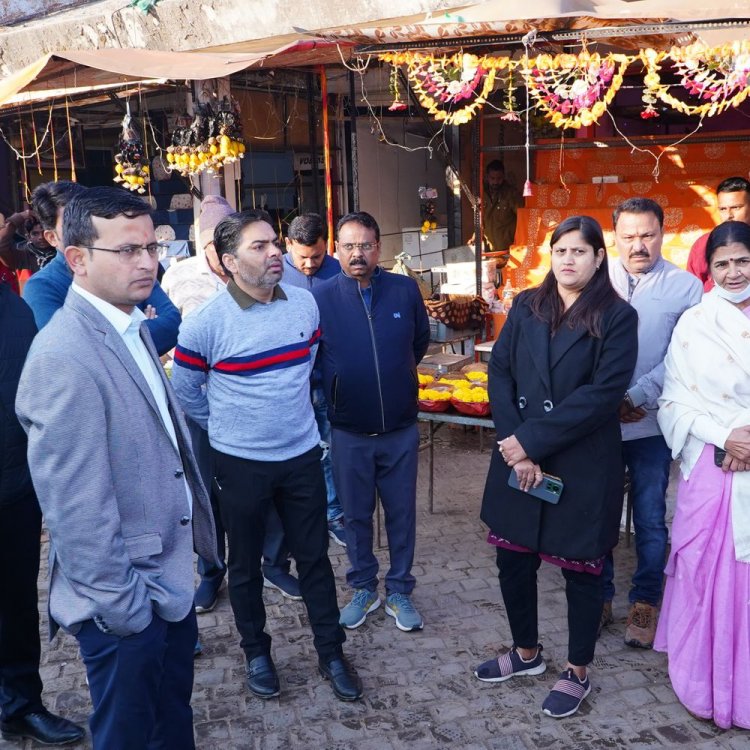 उज्जैन कलेक्टर ने देखी काल भैरव मंदिर की व्यवस्थाएं:नए साल में दुगनी होगी भक्तों की भीड़; नाले के अवरोध को दूर करने के भी निर्देश
