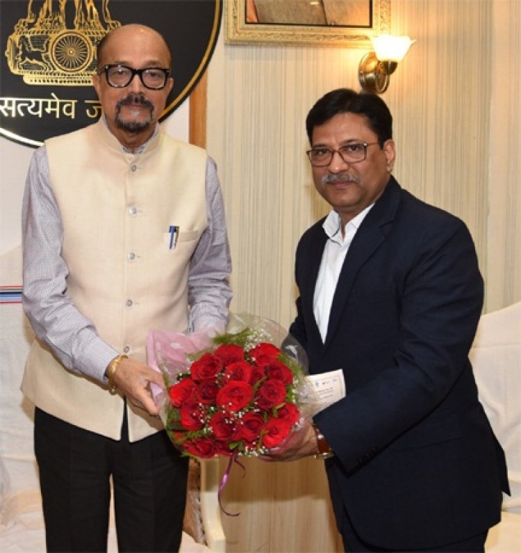 राज्यपाल डेका से पंडित रविशंकर शुक्ल विश्वविद्यालय के कुलपति ने सौजन्य भेंट की