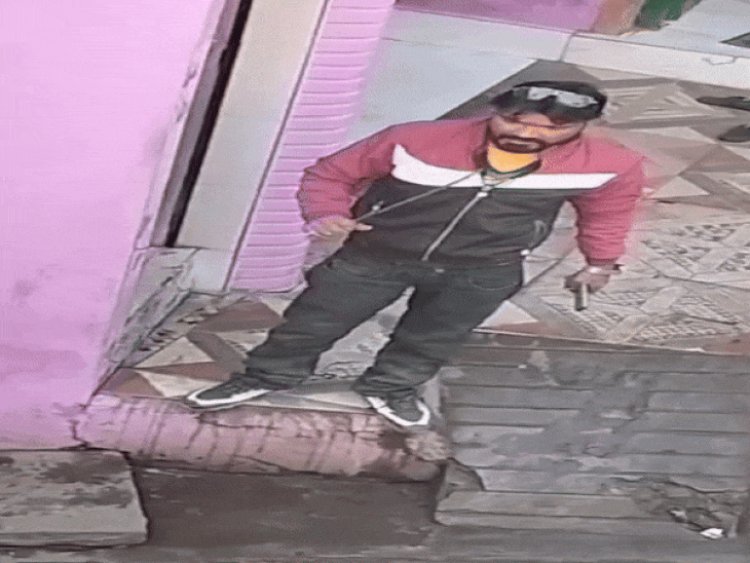 युवक ने दिनदहाड़े तलवार लहराकर दहशत फैलाई:सोशल मीडिया पर VIDEO वायरल; पुलिस ने आर्म्स एक्ट के तहत मामला दर्ज किया