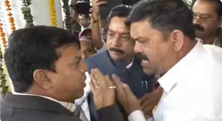 छत्तीसगढ़-विधानसभा में पत्रकार से धक्कामुक्की और दुर्व्यहार, बीजेपी बोली-कांग्रेस अब गुंडागर्दी पर उतारू