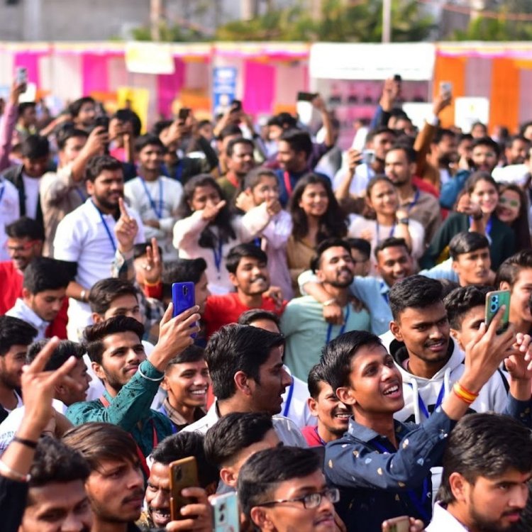 देश की सबसे बड़ी एलुमनी मीट ‘नवोत्सव’ आज इंदौर में:देशभर से जुटे 8000 से ज्यादा पूर्व छात्र, अपनी यादों को एक दूसरे से साझा करेंगे, वर्ल्ड रिकॉर्ड बनने की संभावना