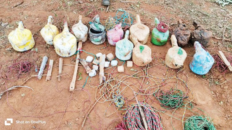 कच्चापाल-तोके के बीच पहाड़ी से 15 बम बरामद